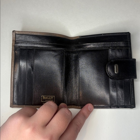 Bally black leather bifold wallet with brown trim - Picture 7 of 9
